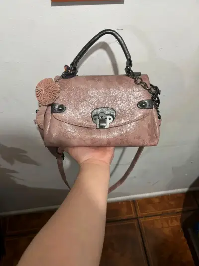 Cartera de mano rosa con cierre metálico - miniatura 1
