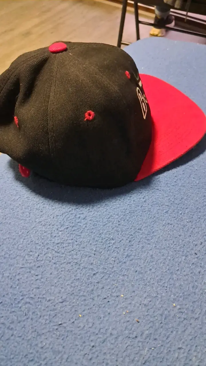 Gorra negra y roja con logo bordado - 4