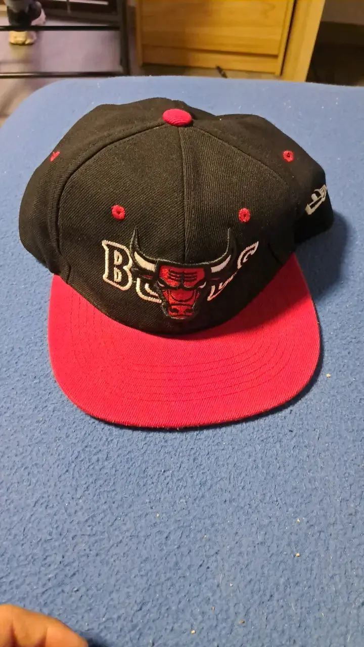 Gorra negra y roja con logo bordado - 1