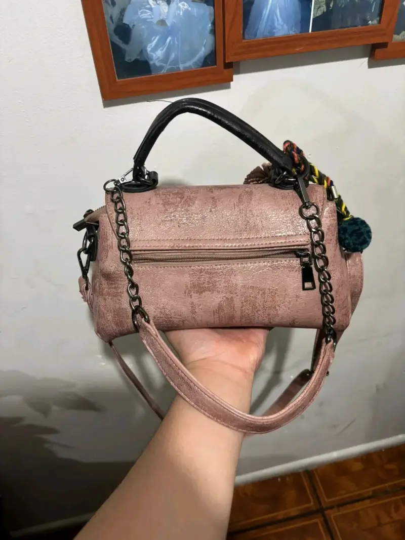 Cartera de mano rosa con cierre metálico - 2