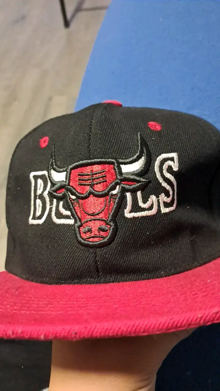 Gorra negra y roja con logo bordado - 6