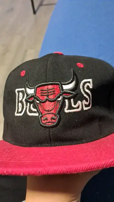 Gorra negra y roja con logo bordado - miniatura 6
