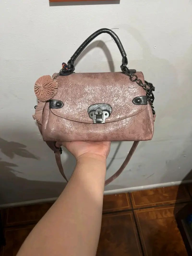 Cartera de mano rosa con cierre metálico - 1