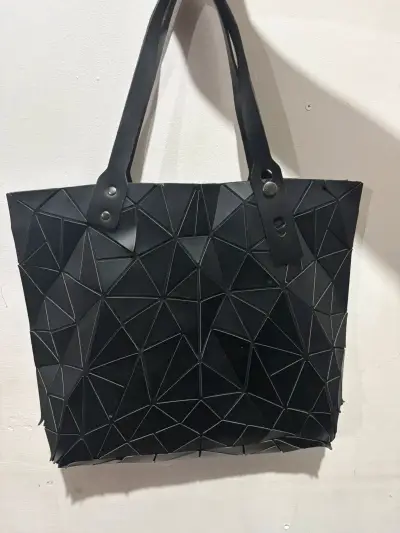Cartera de mano rosa con cierre metálico - miniatura 3