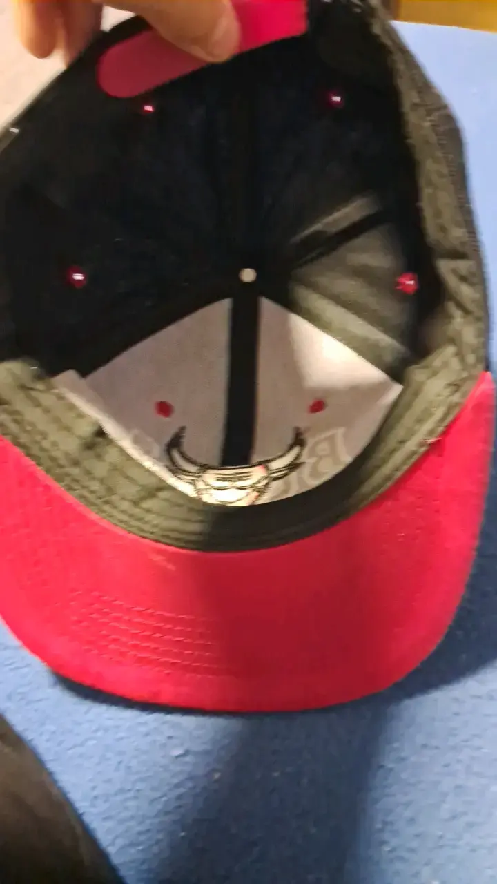 Gorra negra y roja con logo bordado - 5
