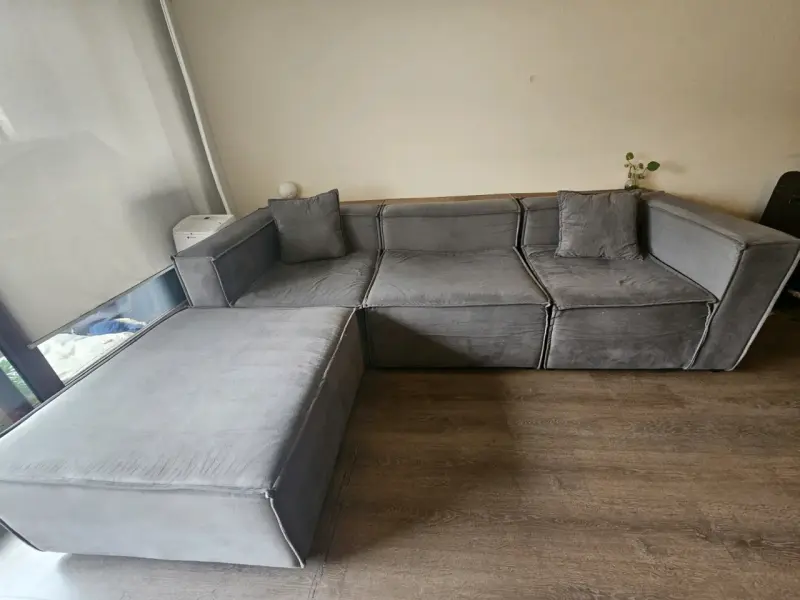 Sofá seccional gris - 1