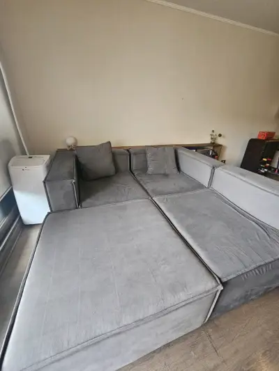 Sofá seccional gris - miniatura 3