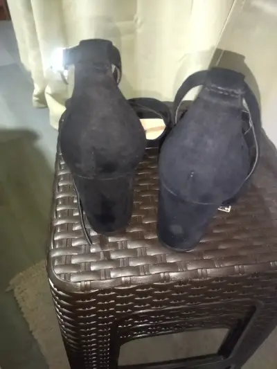 Sandalias de tacón alto negras elegantes - miniatura 1
