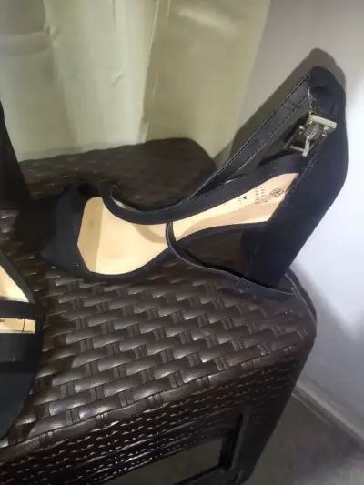 Sandalias de tacón alto negras elegantes - miniatura 3