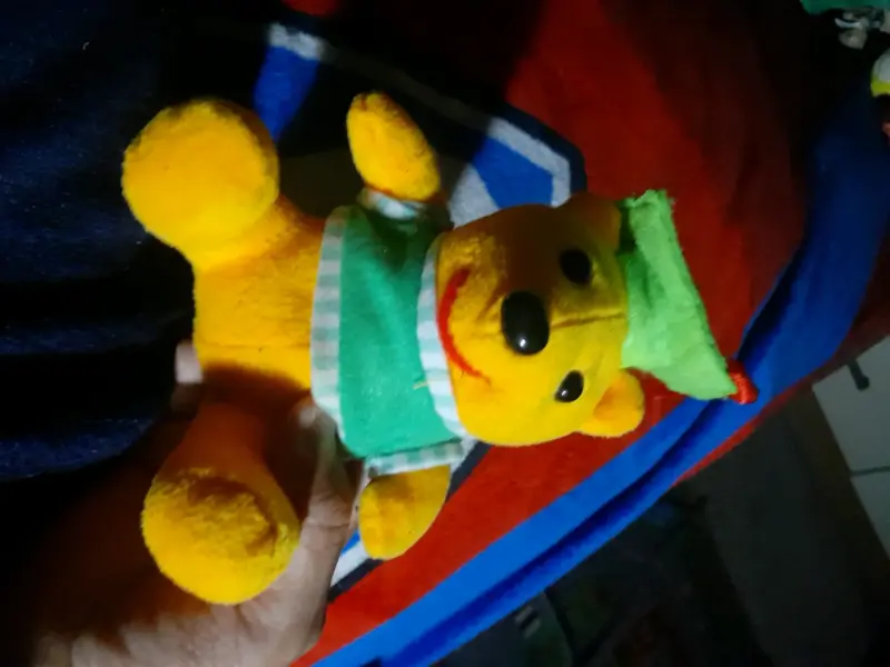Peluche de oso amarillo con gorro verde