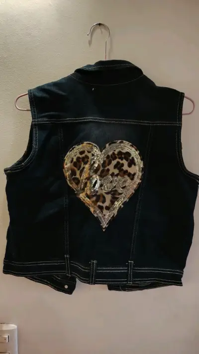 Chaleco de mezclilla con tachas y diseño de corazón - miniatura 2