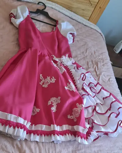 Vestido de cueca rosa con encaje floral - miniatura 1