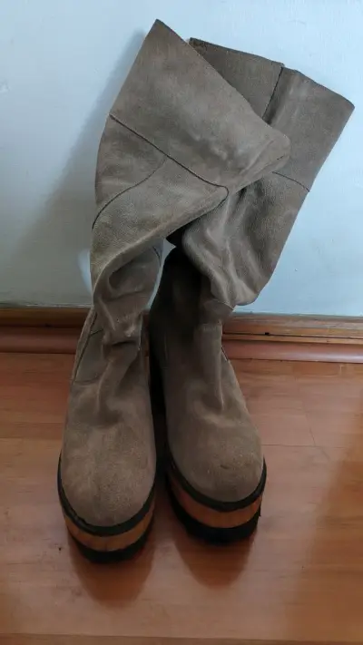 Botas de gamuza beige con plataforma gruesa - miniatura 1