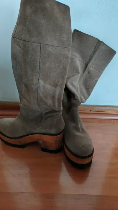 Botas de gamuza beige con plataforma gruesa - miniatura 2