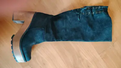 Botas de gamuza negras con tacón de madera - miniatura 1