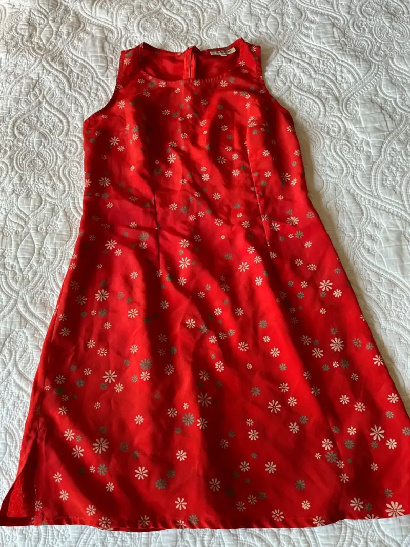 Vestido rojo con estampado floral sin mangas - 1