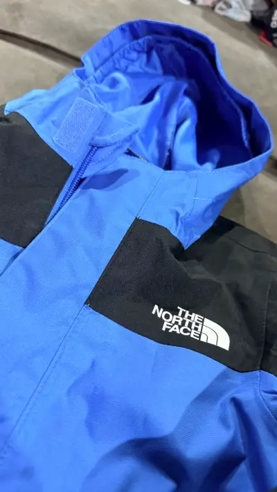 Chaqueta impermeable azul The North Face para niños - miniatura 1