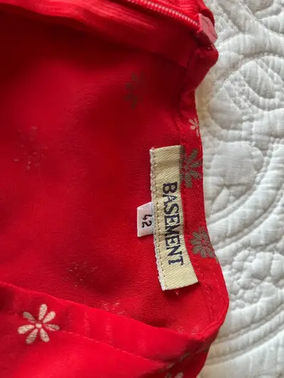 Vestido rojo con estampado floral sin mangas - miniatura 2