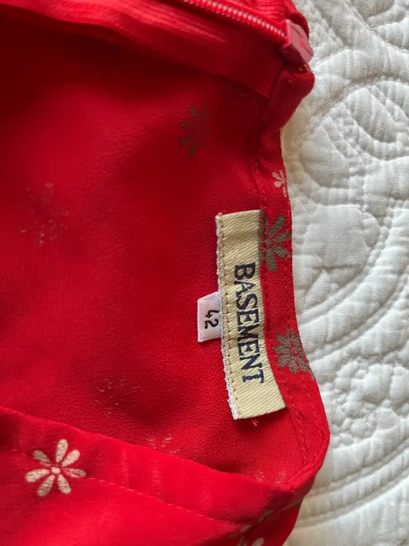 Vestido rojo con estampado floral sin mangas - 2