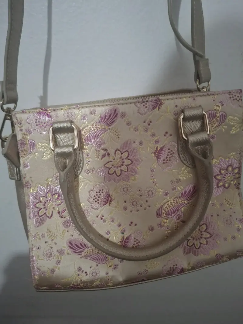 Cartera de mano floral beige con correa ajustable - 1
