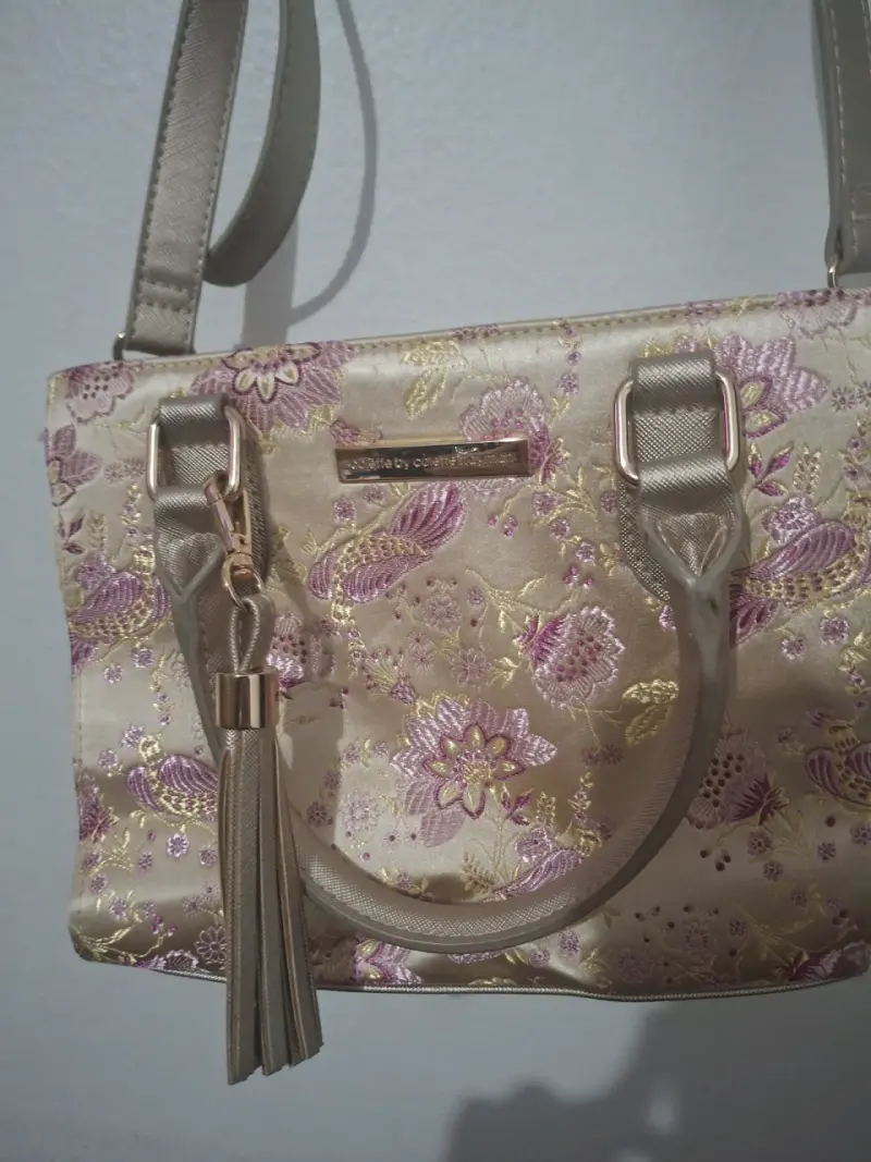 Cartera de mano floral beige con correa ajustable - 2
