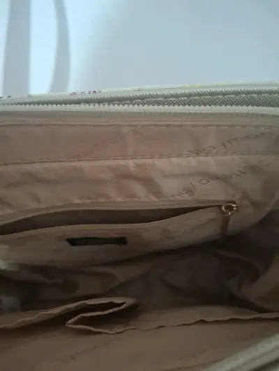 Cartera de mano floral beige con correa ajustable - miniatura 3