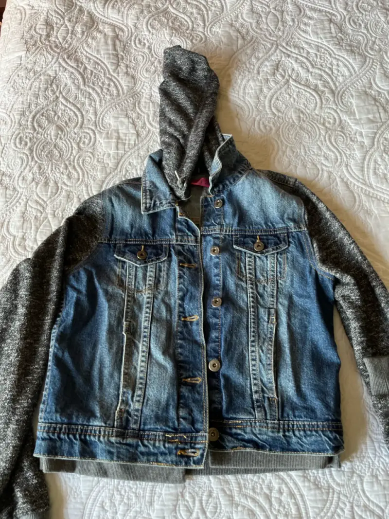 Chaqueta de mezclilla con capucha gris