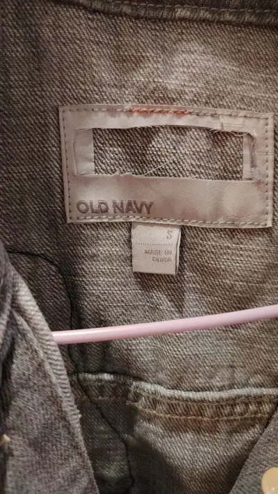 Chaqueta de mezclilla Old Navy con diseño de alas - miniatura 3