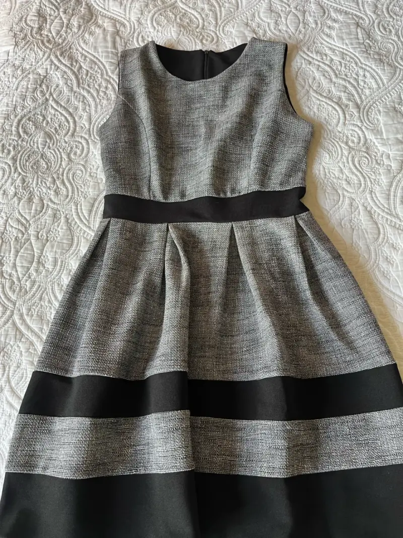 Vestido elegante gris y negro sin mangas