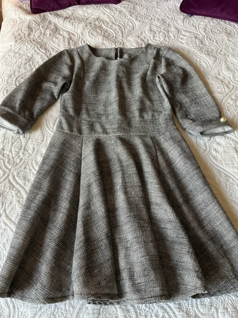 Vestido gris elegante de lana con mangas 3/4