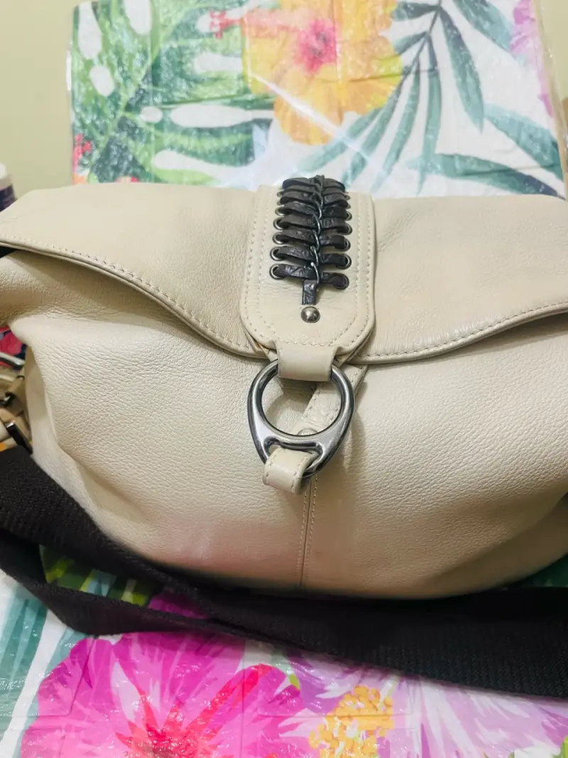 Bolso bandolera beige con detalle metálico - 1