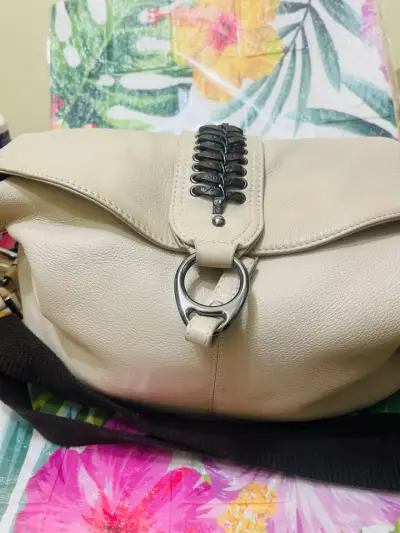 Bolso bandolera beige con detalle metálico - miniatura 1