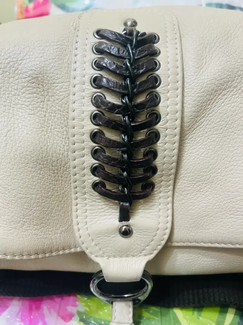 Bolso bandolera beige con detalle metálico - 2