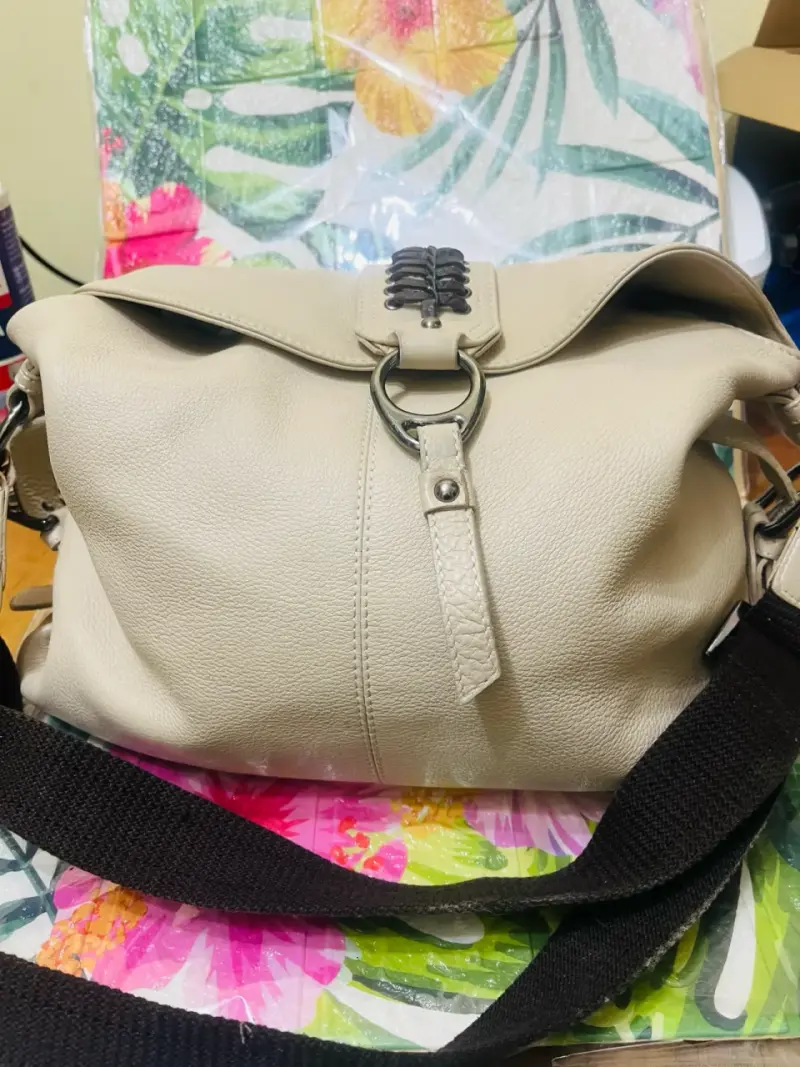 Bolso bandolera beige con detalle metálico - 3