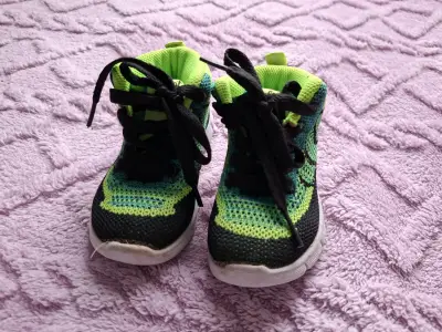 Zapatillas deportivas para niños en varios colores - miniatura 1