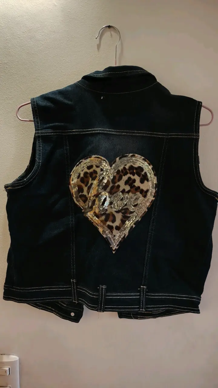 Chaleco de mezclilla con tachas y diseño de corazón - 2
