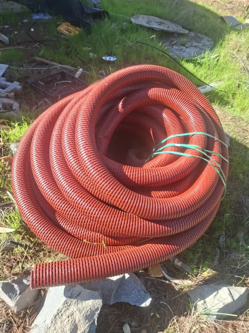 Tubo corrugado rojo para drenaje