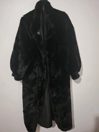 Abrigo de piel sintética negro elegante - miniatura 1