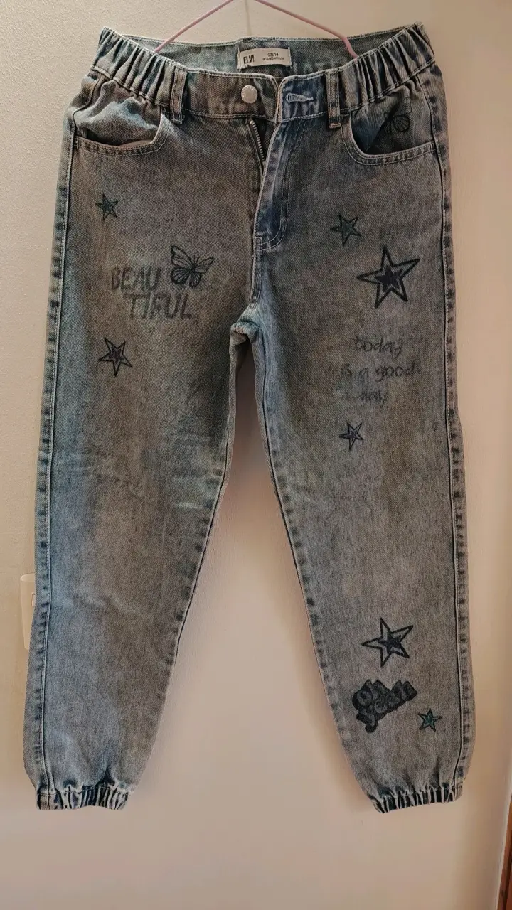 Jeans de niña con estampado de estrellas y mariposas - 1