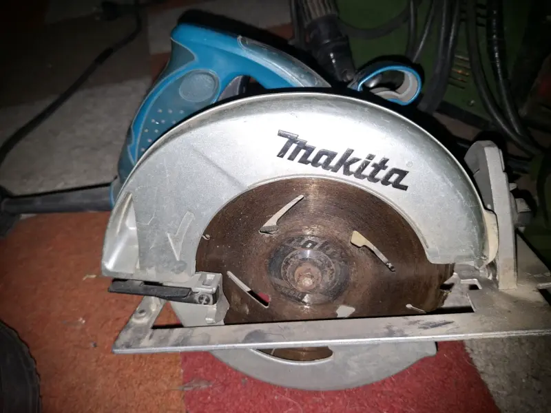 Sierra circular Makita 7 1/4 pulgadas 1800W - 2