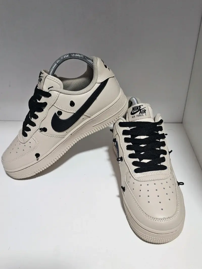 Zapatillas Nike Air Force 1 blancas con negro - 1