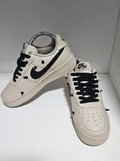 Zapatillas Nike Air Force 1 blancas con negro - miniatura 1