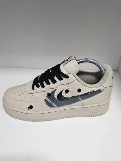 Zapatillas Nike Air Force 1 blancas con negro - miniatura 2