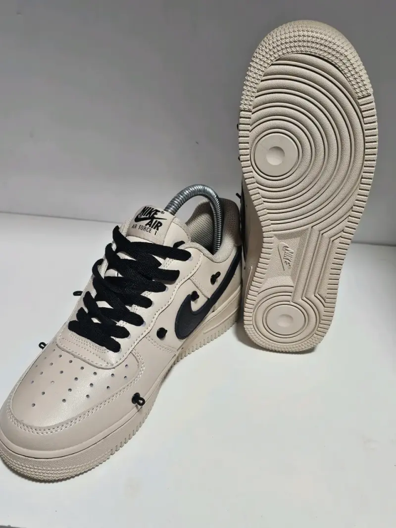 Zapatillas Nike Air Force 1 blancas con negro - 4