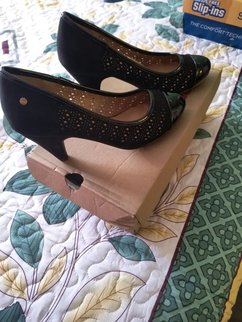 Zapatos de tacón negro con diseño calado - 2