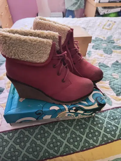 Zapatos de tacón negro con diseño calado - miniatura 3