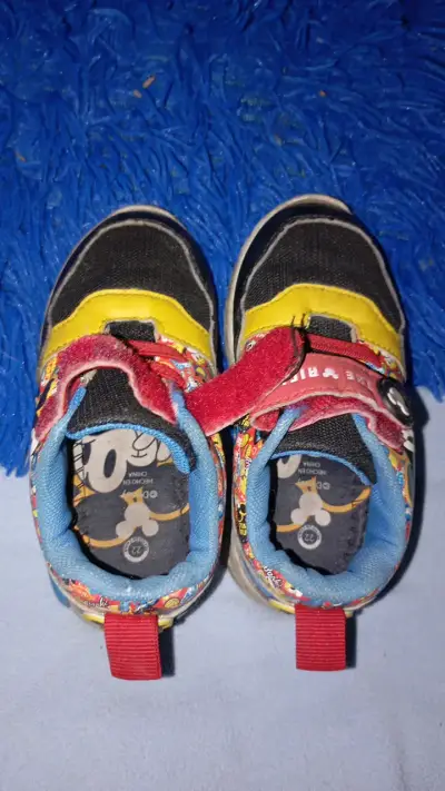 Zapatillas infantiles Mickey Mouse coloridas - miniatura 1