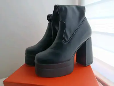 Botas con plataforma negros con tacón alto - miniatura 1