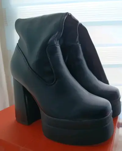 Botas con plataforma negros con tacón alto - miniatura 3