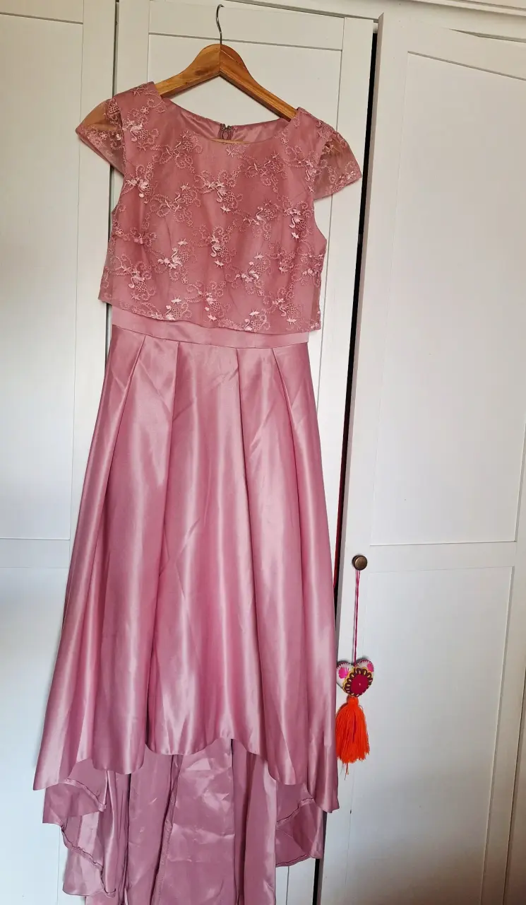 Vestido de fiesta rosa con encaje floral - 1